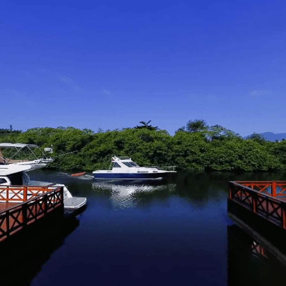 Lancha navegando no Rio Juqueriquerê, na Marina Imperial