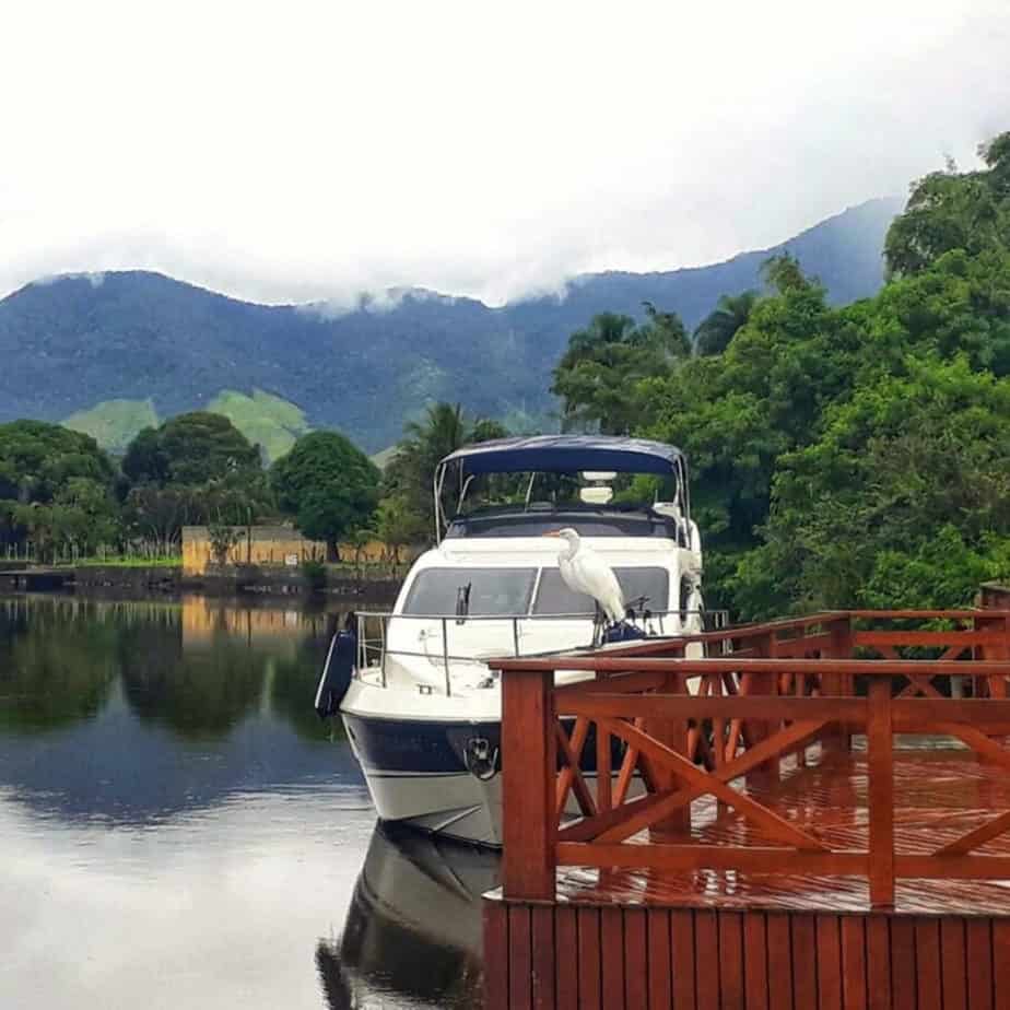 Lancha ancorada na Marina Imperial