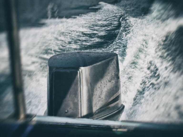 manutenção do motor de popa